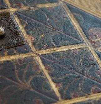 Plik:Lederzeichnung, Zbliżenie dekoracji lederzeichnungowej, wyc. z tłoków i malowanej na oprawie wrocławskiej, 2 poł. XV w., BUWr, fot. A. Wagner.jpg