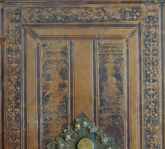 Plik:Floralna dekoracja, Arabeska jako samodzielny ornament i element dekoracji radełka figuralnego na oprawie renesansowej, Polska, ok. poł. XVI w..jpg