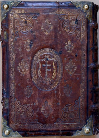 Plik:Narożniki w formie okuć i medalionów ornamentalnych na polskiej oprawie z dekoracją orientalizującą, 4 ćw. XVI w., BWSD Włocławek, fot. A. Wagner.jpg