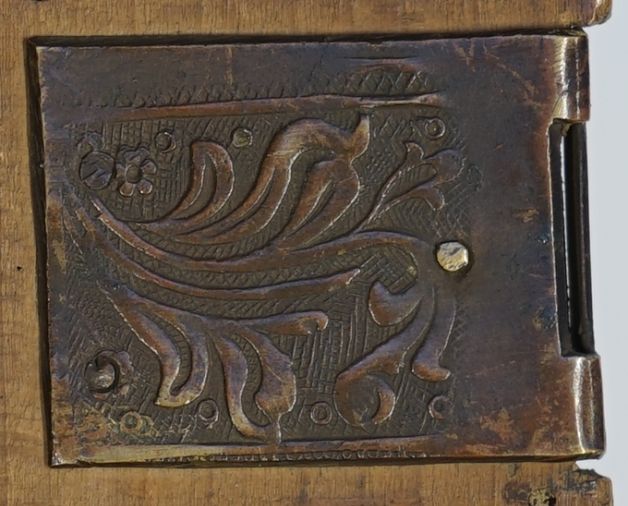 Plik:Liść, Liść akantu w dekoracji zapinki mosiężnej na oprawie inkunabułu, kon. XV w., fot. A. Wagner.jpg