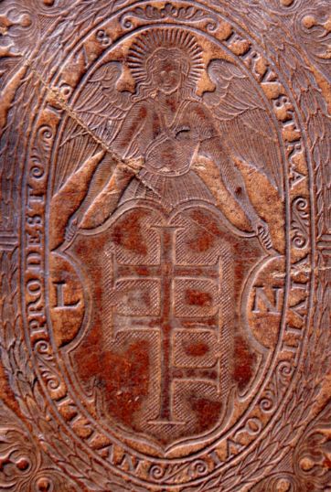 Plik:Trzymacz herbowy, Tzw. Anioł tarczownik trzymający herb w superekslibrisie nieznanego szlachcica herbu Pilawa, 1578, BWSD Włocławek, fot. P. Kurek.jpg