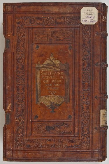 Plik:Monumenta, Oprawa monumentum Zygmunta Augusta z odosobnioną formą superekslibrisu napisowego z 1549 r., BAN S. Petersburg.jpg