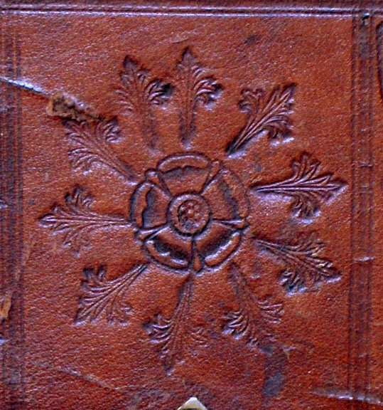 Plik:Rozeta utworzona z 11 wycisków dwóch różnych tłoków na oprawie gotyckiej, prawdopodobnie Kraków, kon. XV w., BWSD Włocławek, fot..jpg