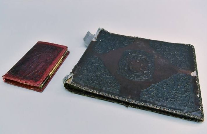 Plik:Makabryczne oprawy, oprawy wykonane z ludzkiej skóry prawdopodobnie w hitlerowskim obozie koncentracyjnym w Buchenwaldzie, przed 1945 r., fot. wg. Kwiecień, Lach 2020.jpg