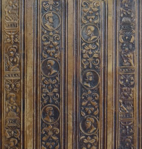 Plik:Floralna dekoracja, Floralne dekoracje (arabeski) w obrębie radełkowań na oprawie renesansowej, Polska, lata 40. XVI w..jpg