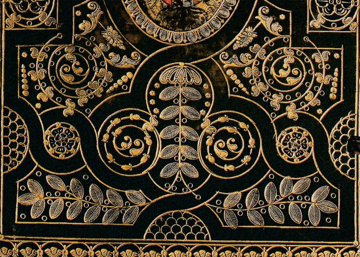 Plik:Liść, Motywy stylizowanych liści i ulistnionych gałązek na oprawie a la fanfare, Włochy, kon. XVI w., fot. wg Voit 2020.jpg