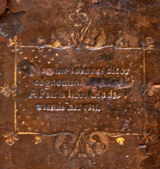 Plik:Tablica inskrypcyjna, Rzadki przykład supereklsibrisu w formie tablicy inskrypcyjnej o minuskułowym liternictwie, Polska, XVI w..jpg