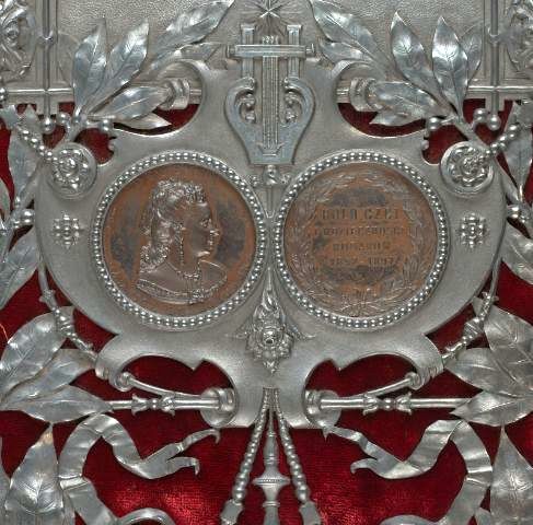 Plik:Portret medalionowy Jadwigi Łuszczewskiej Deotymyna oprawie albumu jubileuszowego, Warszawa 1897, fot. wg Paś 2017.jpg