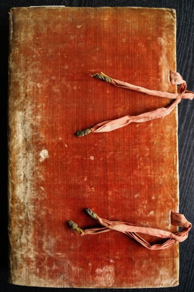 Plik:Aksamitne oprawy, Oprawa aksamitna druku religijnego, prawdopodobnie Warszawa lub Łowicz, poł. XVIII w., AD Łowicz, fot. A. Wagner.jpg