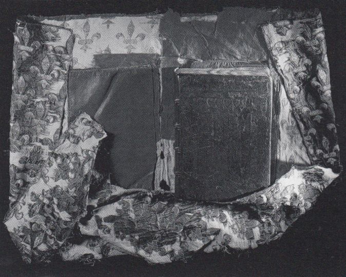 Plik:Płaszczowe opr., Oprawa Psałterza Ludwika Świętego i Blanki Kastylijskiej w haftowanej koszulce - chemise, ok. 1337, BNF Paris, repr. wg Coilly 2002.jpg