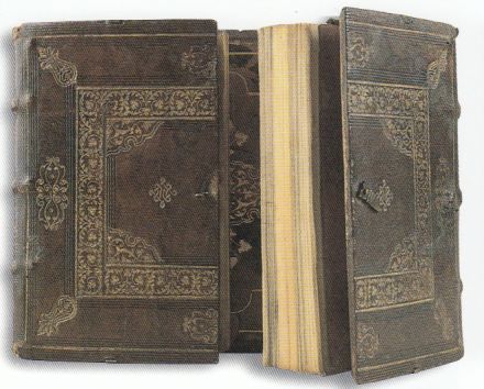 Plik:Kurioza introl., Oprawa bliźniacza w typie tabernakulowym, Włochy, XVI w., fot. wg Bologna 1998.jpg