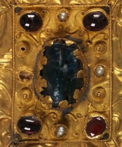 Plik:Kaboszon, Kaboszony jako elementy kameryzowanej dekoracji złotniczej oprawy Ewangeliarza z Reichenau, Bayersiche Staatsbibliothek, fot. wg. einbaende.digitale-sammlungen.de .jpg