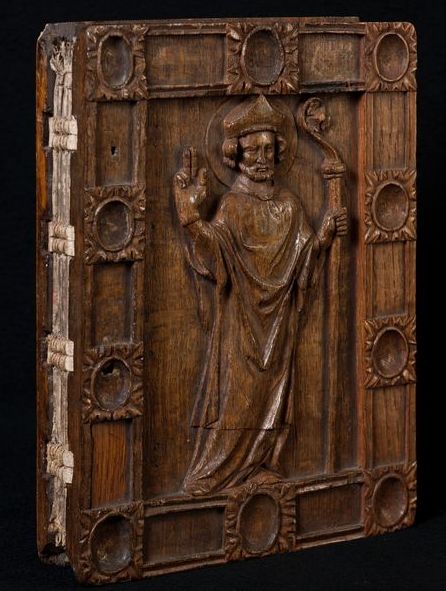 Plik:Płaskorzeźbiona dekoracja, oprawa lekcjonarza, kośc. św. Mikołaja, Stralsund, 1 poł. XIV w., Stralsund Museum, fot. domena publiczna.jpg