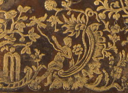 Plik:Putto lub naga kobieta w dekoracji rocaille na oprawie z księgozbioru króla Stanisłąwa A. Poniatowskiego, przed 1793 r., MNK Kraków.jpg