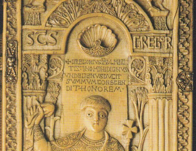 Plik:Inskrypcje na oprawie z kości słoniowej, Graduał z Monzy, VI w., Museo e Tresoro del Duomo di Monza, fot. wg Ganz 2015.jpg