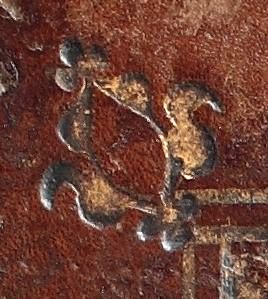 Plik:Ozdobnik o formie floralnej na oprawie renesansowej, XVI w..jpg