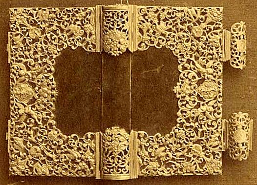 Plik:Złotnicze o, Op złot o ażur dekoracji, prez na Wyst dzieł sztuki stos w War 1881 r., fot wg polon.jpg