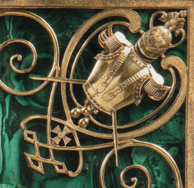 Plik:Panoplia, Odlewane i złocone panoplia na luksusowej oprawie z XIX w., fot. wg. Alcaide 2014.jpg