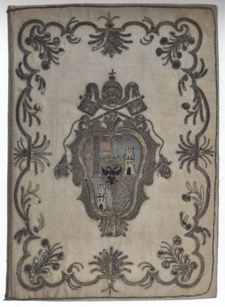 Plik:Tekstylne oprawy, opr. w jedwabny atłas z herbem papieża Klemensa XIII, Rzym, 1767, fot. wg Tomaszewski 2013, t. 2.jpg