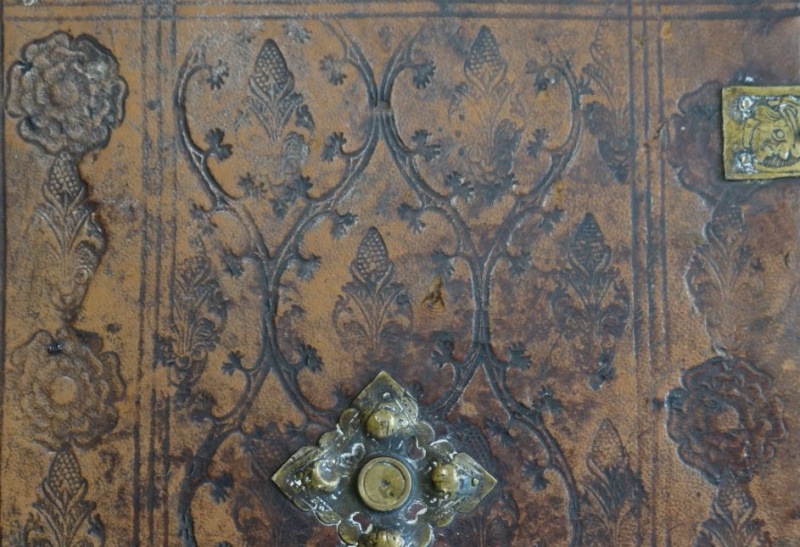 Plik:Floralna dekoracja, Wzór owocu granatu, kwiatony i rozety w dekoracji oprawy gotyckiej, kon. XV-pocz. XVI w..jpg