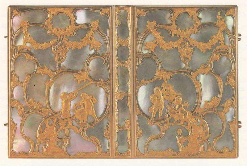 Plik:Inkrustacja, Oprawa złotnicza tzw. Aide-mémoire inkrustowana płytkami z masy pełowej, Niemcy, prawd. Augsburg, 1780, Bibliothek Otto Schäfer, Schweinfurt, fot. wg von Arnim 1992.jpg