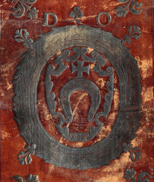 Plik:Laur, II Wieniec laurowy otaczający herb na oprawie renesansowej, XVI w., BWSD Włocławek, fot. P. Kurek.jpg