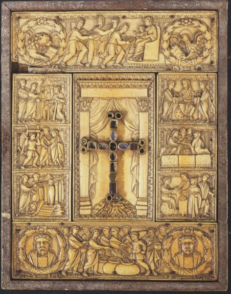 Plik:Krzyż, Motyw krzyża z kamieni szlachetnych na dolnej okładzinie z m.in. kości słoniowej, ewangeliarz, V w., Mediolan, Museo del Duomo, fot. wg Ganz 2015.jpg