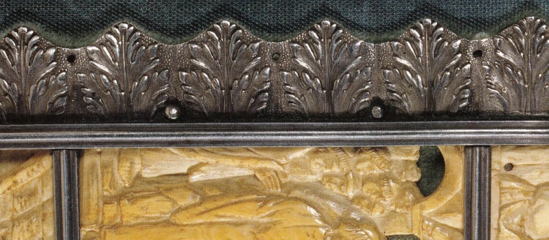 Plik:Akant. Ornament z liści akantu na oprawie Sakramentarza Drogona, poł. IX w., BnF, Paris, fot. wg Ganz 2015.jpg