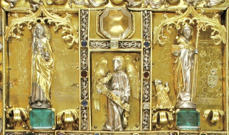 Plik:Maswek, Maswerkowe dekoracje łuków baldachimów nad figurami świętych na złotniczej oprawie Ewangeliarza Ady, 1499, fot. wg. annotatio.hypotheses.org .jpg