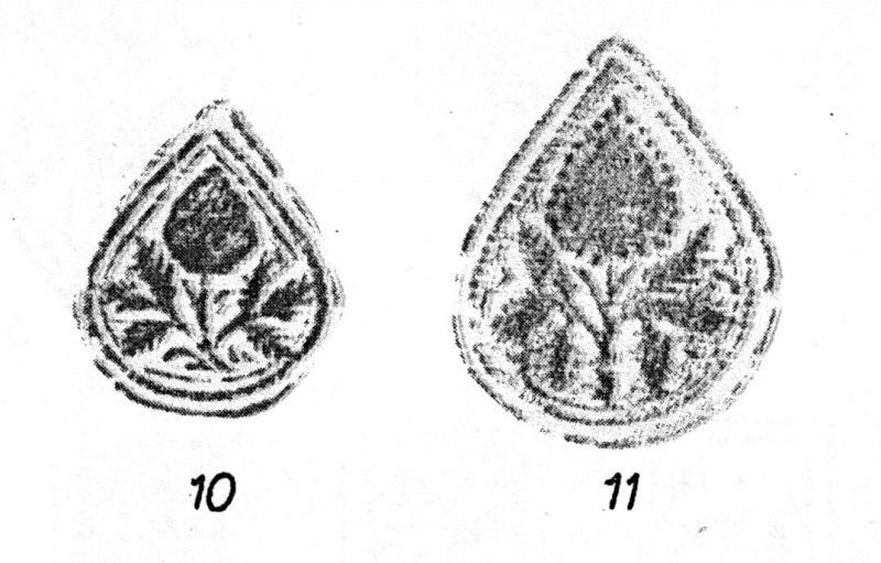 Plik:Poziomka, Przykłady tłoków gotyckich z motywem poziomki (wariant bogatszy), XV w., wg Schwenke.Schunke 1979.jpg