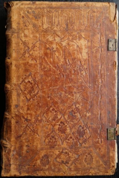 Plik:Lederzeichnung, Oprawa gotycka z dekoracją lederzeichnungową i wyciskaną z tłoków, prawdopodobnie Kraków, 2 poł. XV w., AA, Łowicz, fot. A. Wagner.jpg