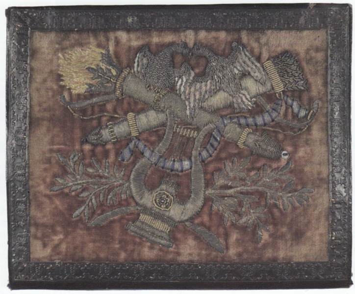 Plik:Lira, Motyw liry wśród innych przedmiotów w dekoracji oprawy pugilaresu, Polska, po 1831 r., fot. wg Tomaszewski 2013, II.jpg