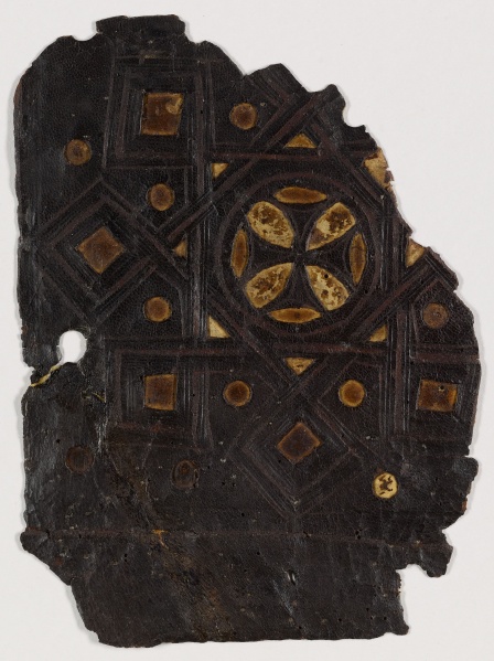 Plik:Ażurowa dekoracja, Fragment oprawy koptyjskiej, IX. X w., z ażurową i nacinaną dekoracją, Pierpont Morgan Library.jpg