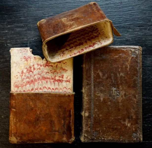 Plik:Futerał na druk dewocyjny, Polska, prawd. Łowicz, kon. XVIII w., BTNP, Płock, fot. A. Wagner.jpg