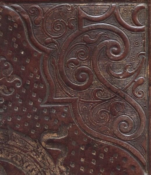 Plik:Szrafowanie, Szrafowane tło ćwierćmedalionu narożnego z orn. maureskowo.wstęgowym na polskiej oprawie w t. orientalizującym, lata 706.jpg