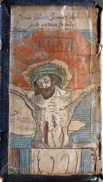 Plik:Grafika w introl., Rycina dewocyjna wklejona na wewnętrzną str. oprawy druku z XVI w., BWSD Włocławek, fot. A. Wagner.jpg