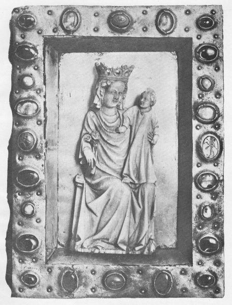 Plik:Gemma, Kamienie szlachetna i gemmy w złotniczej ramce oprawy franc. z XII-XIV w., Bczart, wg Komornicki 1925.jpg