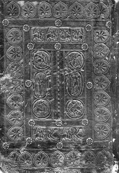 Plik:Figuralna dekoracja na romańskiej oprawie zdobionej tłokami, Francja, 1 poł. XII w., fot. wg Schmidt-Künsemüller 1985.jpg