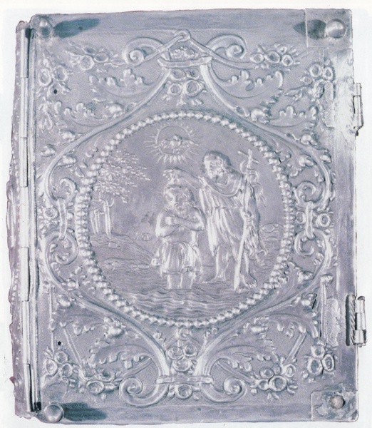 Plik:Repusowanie, Oprawa złotnicza, srebrna, z dekoracją repusowaną, trybowaną, Prusy, 1710, fot. wg. Ogonowska 1993.jpg