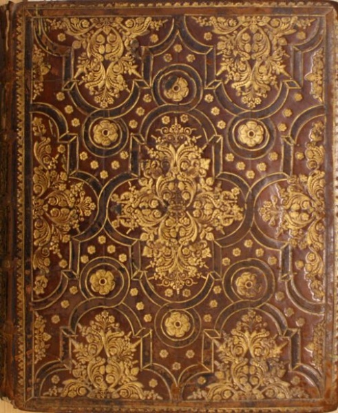 Plik:Kompozytowy układ, Oprawa barokowa z dekoracją w późnym stylu fanfare w układzie kompozytowym, krąg niemiecki, może Śląsk, ok. 1738, Bracz.jpg