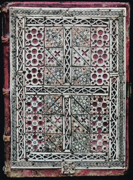 Plik:Inkrustacja, Oprawa ewangeliarza inkrustowana kością słoniową, XII w., Salzburg, opactwa s. Piotra, fot. wg Ganz 2015.jpg