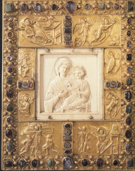 Plik:Maryja, Plakieta z kości słoniowej z wizerunkiem Maryi z Dzieciątkiem, na oprawie złotniczej z X.XI w., Akwizgran, Skarbiec katedralny, fot. wg Ganz 2015.jpg