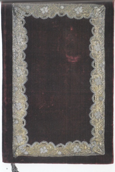 Plik:Tekstylne oprawy, opr. aksamitna z koronkową bordiurą, prawdopodobnie Gdańsk, 1807, fot. wg Tomaszewski 2013, t. 2.jpg