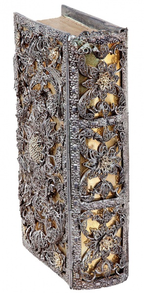 Plik:Filigranowa dekoracja, oprawa złotnicza z dekoracją filigranową, przełom XVII i XVIII w., repr. wgMałecka 2020.jpg