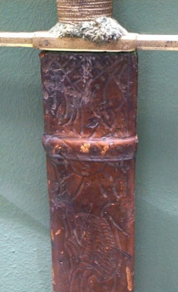 Plik:Lederzeichnungowa dekoracja pochwy skórzanej miecza katowskiego, Dolny Śląsk, XVI w., Muzeum Miejskie Wrocławia, fot. A. Wagner.JPG