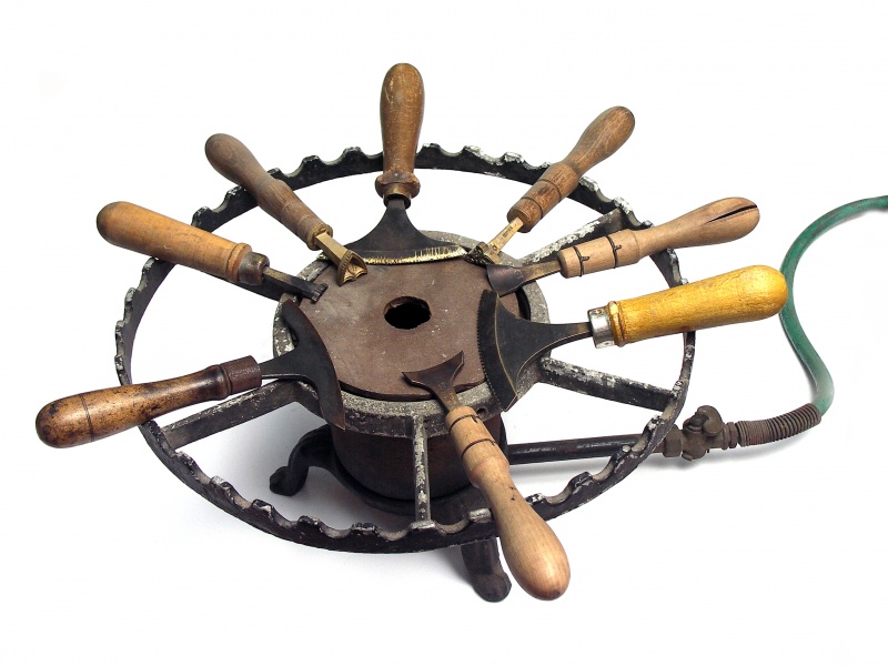 Plik:Nagrzewanie tłoków.jpg