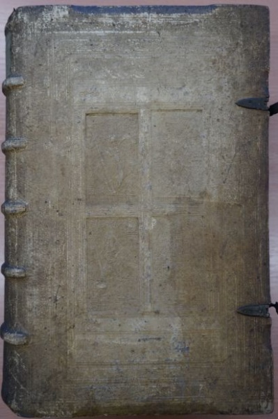 Plik:Wittenberski styl, Oprawa w stylu wittenberskim z parami plakiet z portretami i herbami cesarza oraz elektorsa saskiego, Saksonia, 3-4 ćw. XVI w. KK.jpg