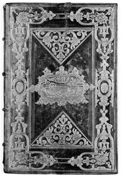 Plik:Okuciowy ornament i rollwerk z elementami groteksowymi w dekoracji oprawy manierystycznej, Norymberga, lata 70. XVI w., fot. wg Mazal 1990.jpg