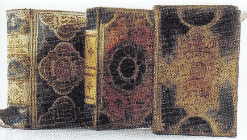 Plik:Kompozyt. ukł., Oprawy pergaminowe z k. u. d. wyc. i mal,, Niemcy, 4 ćw. XVIII w., fot. wg Wasilewska 2008.jpg
