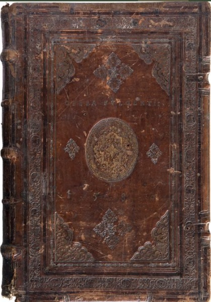 Plik:Ornamentyka oprawy, Przykład oprawy manierystycznej w typie orientalizującym o bogatej ornamentyce, 1580, WBP - Książnica Kopernikańska, Toruń, fot. T. Dorawa.jpg